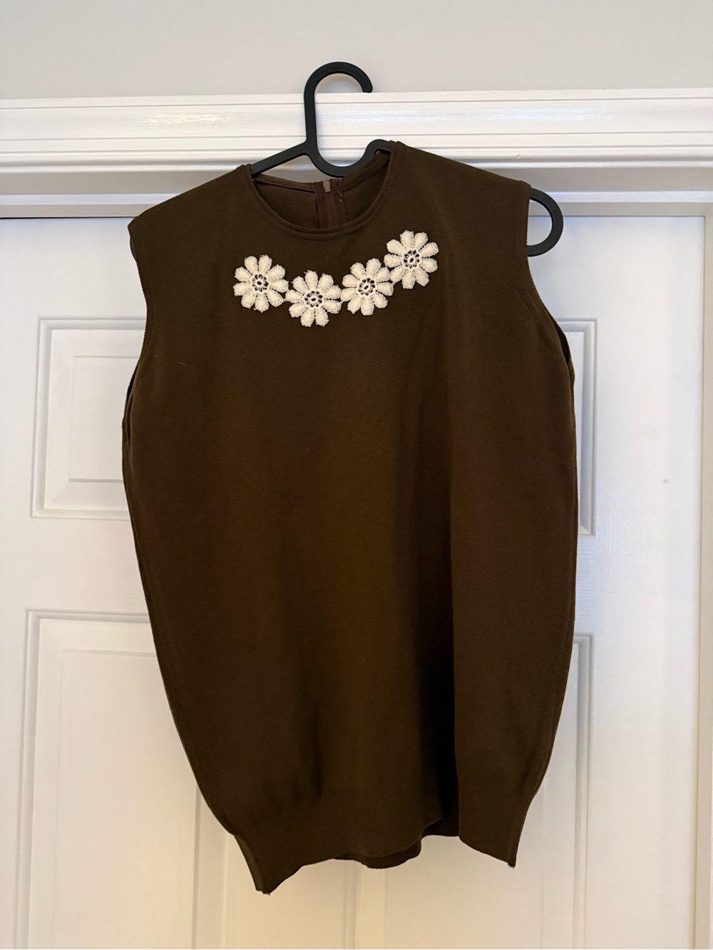 Brown Sleeveless Floral Appliqué Women's Top